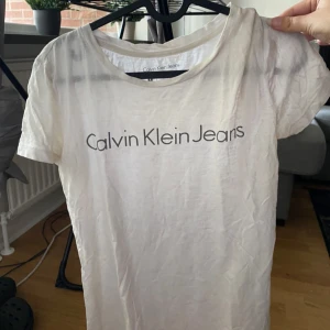 T-shirt storlek M - En Calvin Klein t-shirt i storlek M.