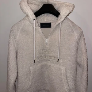 Peak performance Teddy hoddie. - Peak performance Teddy hoddie. Fin stick används fåtal gånger. 