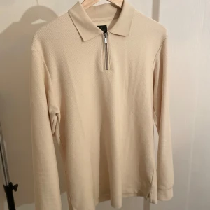 Beige half zip  - En beige halfzip, skick 10/10 köpte o har aldrig använt då det inte riktigt är min stil. Den är storlek S men den är ganska stor. 