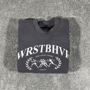 WRSTBHVR Sweatshirt  - Nu har vi en riktigt snygg sweatshirt från WRSTBHVR. Den är i jättebra skick och har inga tecken på slitage. Nypris: 800kr