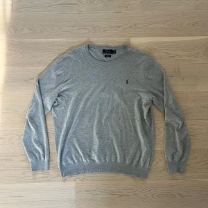 Ralph lauren Sweatshirt - Tja, säljer nu min gråa Crew Neck ifrån Polo Ralph Lauren, skick 8/10 lite nopprig men går att ta bort. Storlek L men sitter som M Hör av er vid funderingar