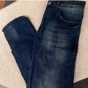 Givenchy jeans - Jeans från Givenchy till salu, använt 4-5 gånger Max. Säljer pga att jag har gått upp i vikt. För mer bilder skriv i chatten.