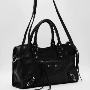 Svart skinnväska med dragkedja - Säljer en snygg svart väska med fina detaljer. Väskan har både handtag och en axelrem, Pris kan diskuteras vid snabbt köp ❣️