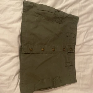 Grön jeanskjol - Fin replay kjol bra skick och använda bara några få gånger. Kjolen är i 34 ganska liten i storleken💚 Det är i jeanskjol från replay. Har inte kommit till användning på ett tag. Köptes för länge sedan ungefär 2000. Säljer för 200kr