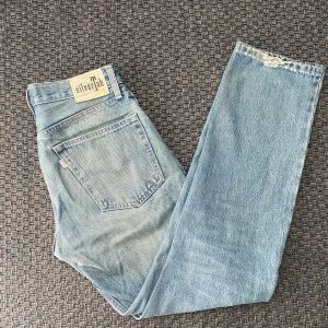Ljusblåa Levi’s jeans  - Tja, säljer nu dessa snygga Levi’s jeans i färgen ljusblå. Storleken är 30/34, hör av dig vid frågor :)