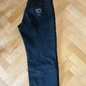 Svarta jeans - Jens köpta från Junkyard från märket beyond medals. Säljes pga att jag köpte fel storlek. Prislappen sitter kvar. Passar både herr och dam. Säljes billigare vid snabb affär.