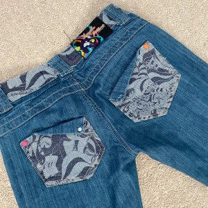 Apple bottom jeans - Säljer dessa vintage jeans. De är i bra skick förutom att ena knappen har lossnat på den högra fickan bak, (se bild). Aldrig använda! 