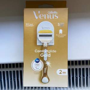 Helt oanvänd, fortfarande i sin obrutna förpackning, venus comfortglide gold. Två huvuden, fem rakblad, skaft + en shower hanger. 