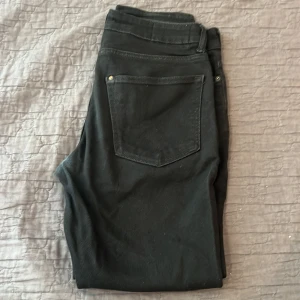 Svarta Jeans  - Fina byxor, har använt dem minst 15 gånger.  Regular tapered (32/32)   Vid snabb affär kan priset ändras