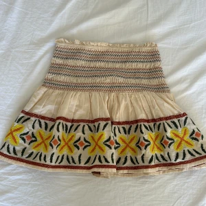 Gammal zara kjol - Gammal zara kjol i jättebra skick❤️❤️ lappen är borttagen med skulle säga att den passar 12-13 år 🥰🥰 Kontakta för fler bilder