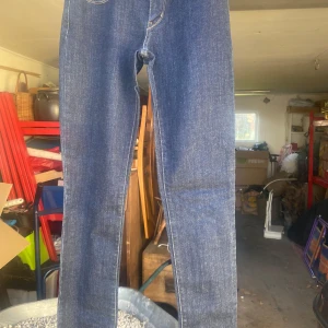 Blå skinny jeans från Levi's - Säljer ett par snygga blå skinny jeans från Levi's i modellen Bold Curve. De är i bra skick och har en klassisk femficksdesign med en bekväm passform. Perfekta för både vardag och fest!