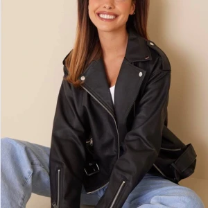 Missguided Skinnjacka - Skinnjacka ifrån Missguided, skriv för egna bilder! Tyvärr har jag inte kvar bandet/skärpet på den!💗💗
