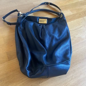 Marc by Marc Jacob’s Hillier Hobo - I så gott som nyskick, stor modell däe man får plats med allt, och lite till!  Svart läder.