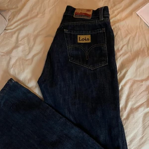 Mörkblå jeans från Lois - Säljer ett par snygga mörkblå jeans från Lois. De har en klassisk femficksdesign och en bekväm passform. Perfekta för både vardag och fest!