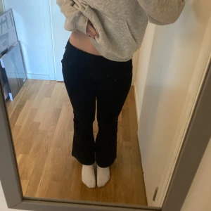 Low waist Manchester byxor - Svarta supersnygga lowaist i materialet manchester. Bekväma och väldigt snygga. Säljer pga de är för korta för mig men har varit väldigt uppskattade. Skriv för frågor ❤️ jag är 165 cm 