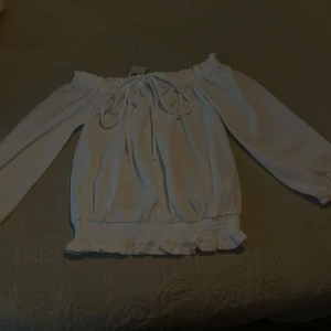 Tröja  - En jätte fin tröja som jag aldrig använt.  Vit från micheal kors i storlek S  Köpt för 1500 Säljs för 1000 eller mindre är väldigt öppen för priser 