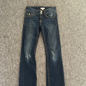 Jeans - Använt några gånger, bra skick, super lågmidjade och utsvängda i benen, jätte snygga och bekväma!!