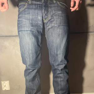 Sköna slim fit jeans sitter bra och ligger på skorna fint Modell 175  Storek 31/33