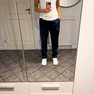 Linnebyxor marinblå  - Säljer mina marinblå linnebyxor från Zara som jag aldrig har använt. Det är i helt nytt skick och i storlek S. Nypris är ca 500kr. Kom gärna med prisförslag!