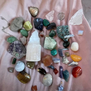 Kristaller  - Massa kristaller och tillbehör, vet inte namnet på alla. 120kr för allt tillsammans💞