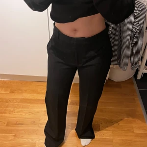 Junkyard Raka Kostymbyxor Helt Nya - Super snygga raka kostymbyxor från Junkyard, helt nya. Säljes pga för stora för mig! Har bild på samma byxa i storlek S då dessa är för stora, S är i bra längd för mig som är 165 men kan skicka mått på storlek M byxorna som jag säljer 💘  Nypris 499:-