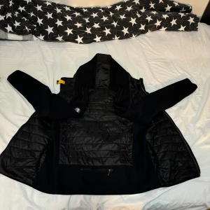 Parajumper jacka NY!!!! - Helt ny parajumper cardigan. Nypris 5000 mitt pris 2300. 10/10 skick och är perfekt för hösten/vintern. Storlek m men passar även över och under storleken. 