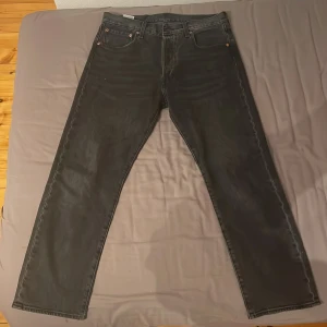 Levi's 501 jeans Svarta  - Säljer ett par klassiska svarta Levi's 501 jeans i storlek W33 L31. De är i riktigt bra skick och har den ikoniska raka passformen. Perfekta för både vardag och fest! Priset går att diskuteras, kom med bud!