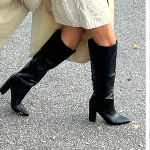 Höga stövlar - Säljer dessa snygga stövlar! 🤎 Perfekta inför hösten (Skinnimitation) Aldrig använda!