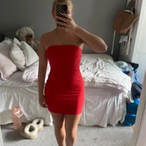 Snygg röd kortklänning - Supersnygg röd kortklänning som är perfekt för fest ❤️ Jättefint skick! Glider inte ner alls då den har en silikon rand vid brösten som fäster vid huden + dragkedja i ryggen 