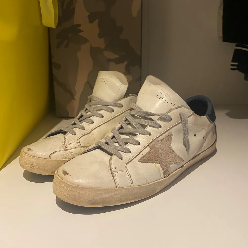 Tja, säljer nu min kompis Golden Goose i modellen Superstar. Skorna är i bra skick, 8/10, sparsamt använda. Nypris runt 5000, mitt pris 2299 men kan diskuteras vid intresse! Hör av dig vid frågor o funderingar!. Skor.