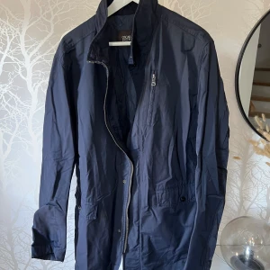 Oscar Jacobson Danton Coat stl 56 - Rock i fint skick i vattenavvisande material. Perfekt för höst och milt vinterväder. 