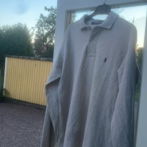 Ralph lauren - Säljer den hära riktiga snygga Ralph lauren pikén som är långärmad. Som är rätt så ny. Pris kan diskuteras och ställ fråga så fort duktig får något i tanken. Strl m 