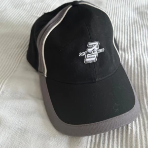 Oanvänd keps - Helt ny keps. Passar olika stilar. Bra kvalité.