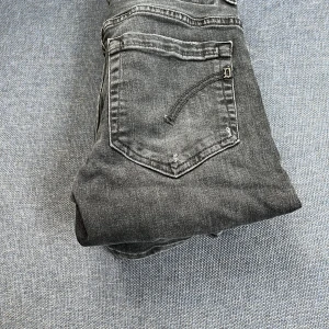 Dondup jeans - Ett par stiliga Dondup jeans som är svart gråa med sköna slitningar | skick: 8,5/10 | nypris: 3500kr, mitt pris: 599kr | strlk 28 passar nog även större | äkta ✅| priset är inte hugget i sten 💸|  Mvh Wille 