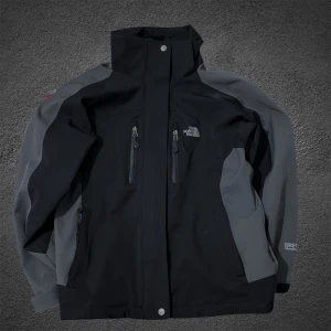 Premium jacka från The North Face - Säljer en svart och grå jacka från The North. endast dragkedjan på höger sida är riven