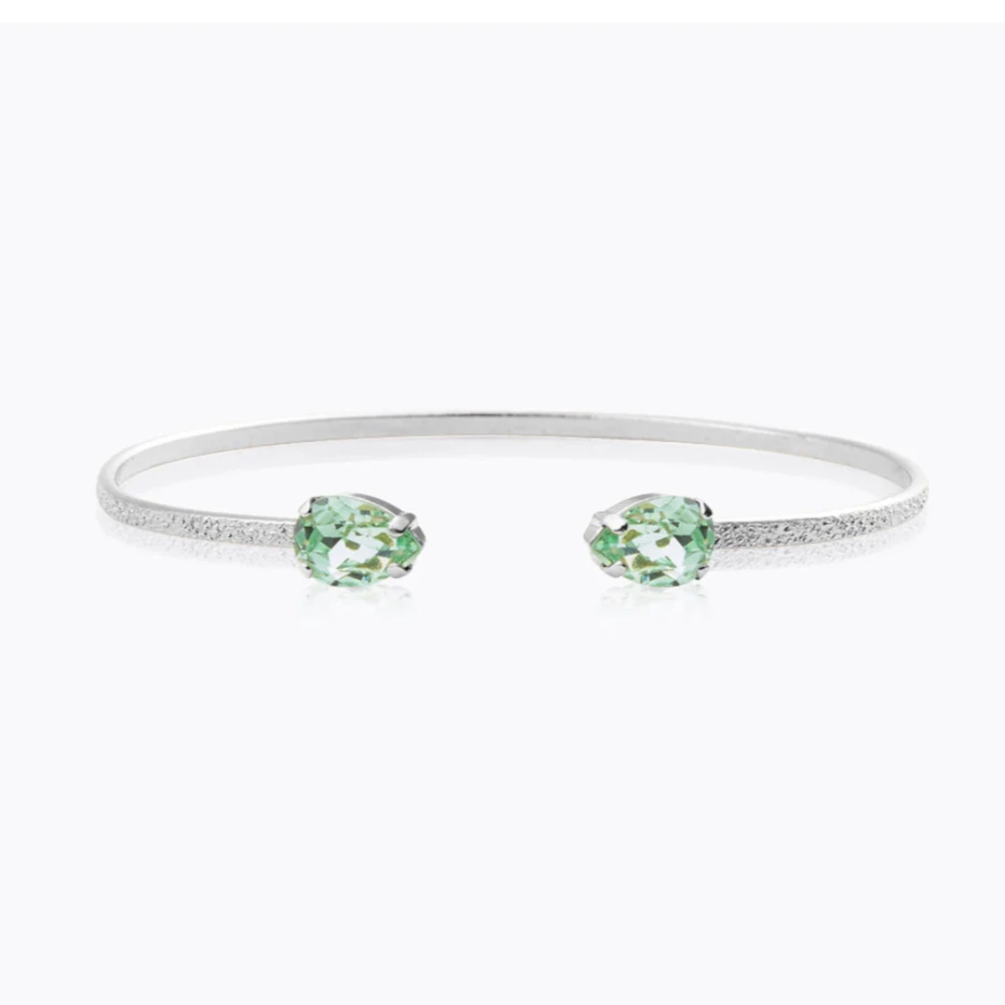 Silverarmband med gröna stenar