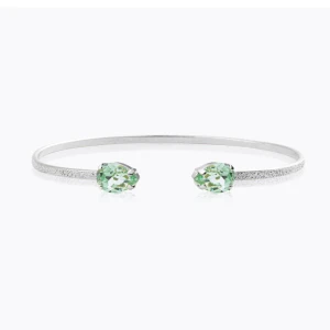 Silverarmband med gröna stenar - Elegant och stilrent silverarmband med två gröna stenar i ändarna. Perfekt för att lägga till en touch av färg och elegans till din outfit💕