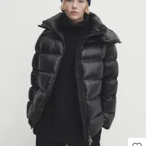 Svart Massimo dutti jacka - INTRESSEKOLL! På denna populära jacka från Massimo Dutti i storlek XS. I fint skick 🙌🏻🤍