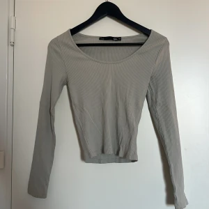 Turkos ribbad topp - Ljus turkos ribbad topp. Den har en rund halsringning och långa ärmar. Strl m/l men sitter som s.