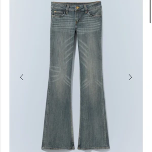 Weekday jeans  - Snygga bootcut jeans från weekday. Använda ca 5 gånger! Skriv för fler egna bilder. 24/32 . Har sprätt upp jeansen längst ner för att de ska bli lite längre!!