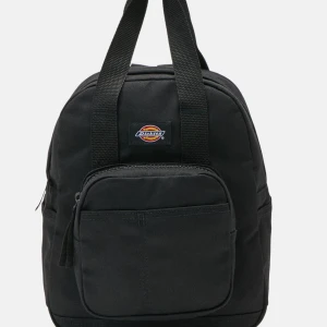 mini ryggsäck från Dickies - Snygg och praktisk svart ryggsäck från Dickies med ett klassiskt märke på framsidan. Väskan har en dragkedja upptill och en extra ficka med dragkedja framtill för enkel förvaring. Perfekt för vardagsbruk och enkel att matcha med olika outfits. Väskan är en lite mindre version av en vanlig ryggsäck och köptes för 499kr plus frakt, säljer för 350kr, pris kan diskuteras vid snabb affär :) 