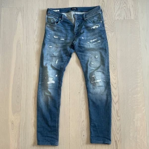 Jack & jones jeans - Snygga glenn slim fit jeans från Jack and jones, de är o bra skick utan defekter. Håler är del av modellen.  31/34