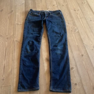 Mörkblå jeans från Hollister - Snygga lågmidjade mörkblå jeans från Hollister. Storlek W27 L32 och är normala i storleken men är stretchiga. Jeansen är oanvända, köpte överprisat på Plick men dom passade inte.