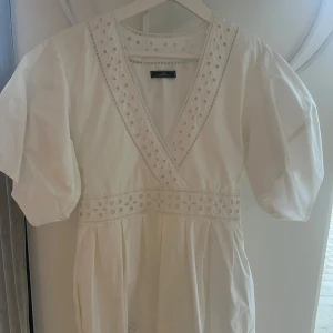 By Malene Birger klänning - Superfin klänning från By Malene Birger, knappt använd så i nyskick!!