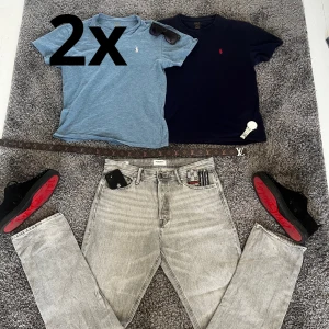 Blå och marinblå t-shirt från Ralph Lauren - Två stilrena t-shirts från Ralph Lauren. En i ljusblått och en i marinblått, båda med den klassiska broderade loggan på bröstet. Passar perfekt på sommaren, DM för frågor annars buda så är den din💯💯