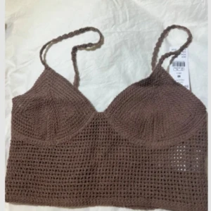 Brun virkad linne  - Säljer en brun virkad linne från Gina Tricot smala axelband. Perfekt för sommardagar och ger en bohemisk känsla. Passar bra till både jeans och kjol. 🌞