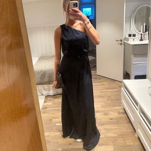 Mörkblå balklänning - Oanvänd balklänning, endast testad. Vet ej storlek men runt s/m