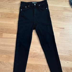 Svarta skinny jeans från Bershka - Helt nya! Snygga svarta skinny jeans från Bershka med hög midja. De har en klassisk design och stängs med dragkedja och knapp. Perfekta för en stilren look.