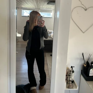 Grå kofta från Vila - Snygg grå jacka från Vila med dragkedja framtill. . Perfekt för både höst och vår. Enkelt att matcha med olika outfits och gör att de får en snyggare touch