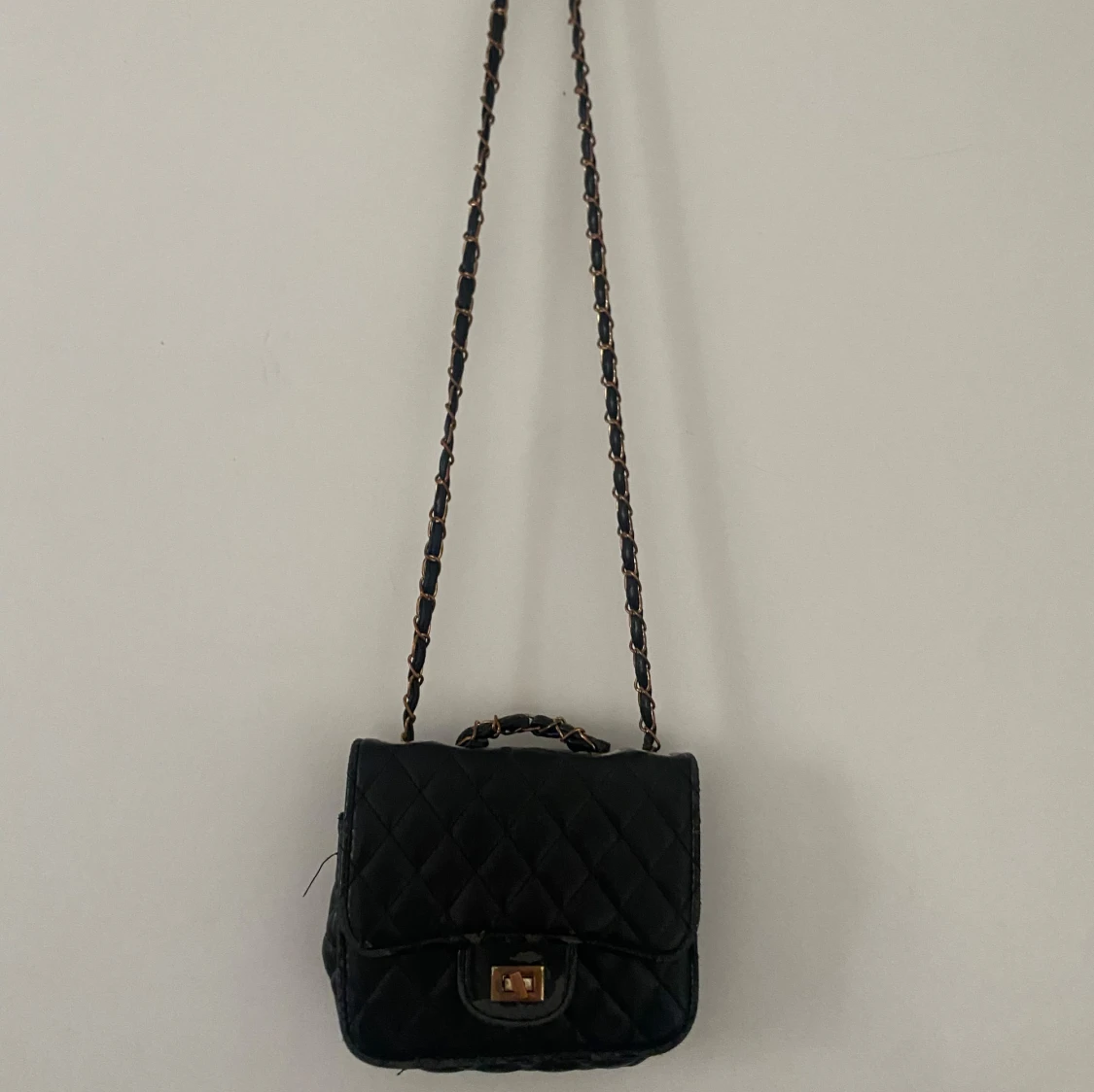 Svart quiltad axelväska